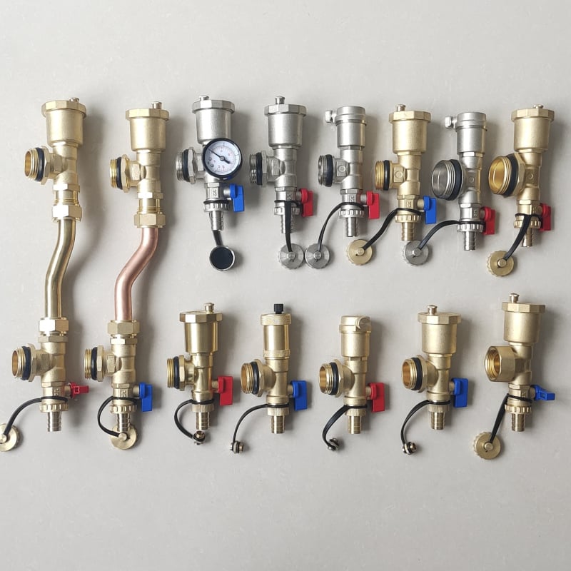 Rozdelovač podlahového vykurovania, meďné telo, závitové pripojenie, automatický odvzduňovací ventil, elektroplátovaný povrch, prevádzková teplota 1-100°C