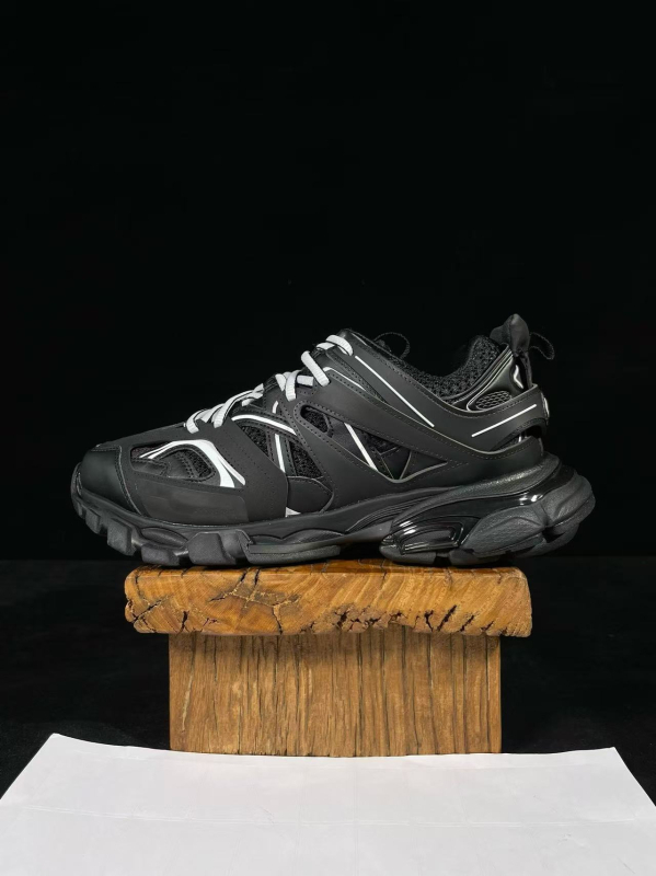 Dad Shoes s koženým horným dielom, gumovou podrážkou, šnúrky, guľatá špička, stredná výška päty 3–5 cm