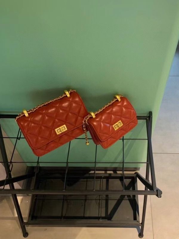 Γυναικεία PU crossbody τσάντα με αλυσίδα, τετράγωνο οριζόντιο σχήμα, κλείσιμο με λουκέτο, εσωτερικά: θήκη με φερμουάρ, θήκη για κινητό, επιπλέον θήκη με φερμουάρ