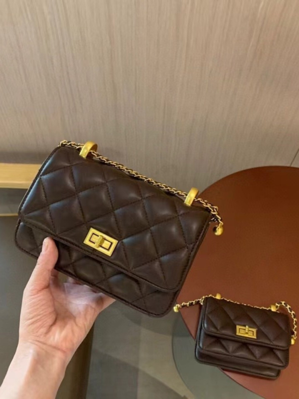 Γυναικεία PU crossbody τσάντα με αλυσίδα, τετράγωνο οριζόντιο σχήμα, κλείσιμο με λουκέτο, εσωτερικά: θήκη με φερμουάρ, θήκη για κινητό, επιπλέον θήκη με φερμουάρ