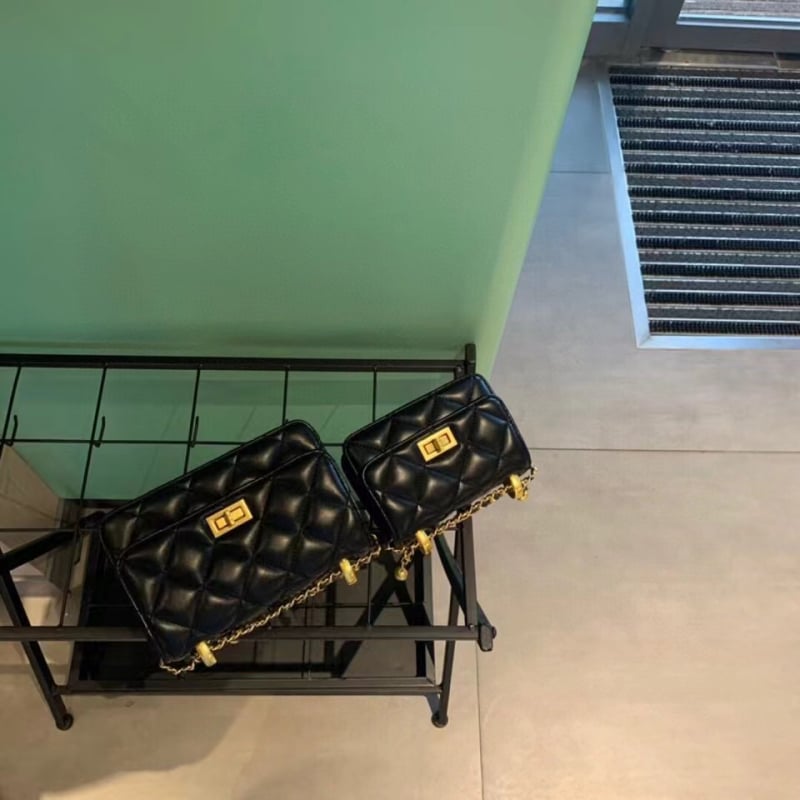 Γυναικεία PU crossbody τσάντα με αλυσίδα, τετράγωνο οριζόντιο σχήμα, κλείσιμο με λουκέτο, εσωτερικά: θήκη με φερμουάρ, θήκη για κινητό, επιπλέον θήκη με φερμουάρ