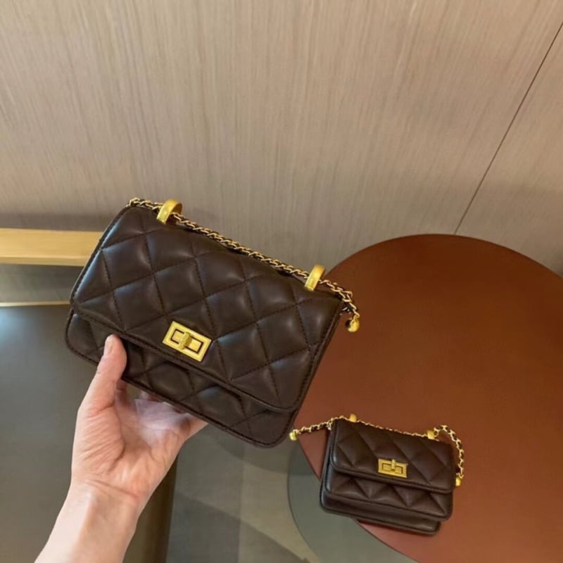 Γυναικεία PU crossbody τσάντα με αλυσίδα, τετράγωνο οριζόντιο σχήμα, κλείσιμο με λουκέτο, εσωτερικά: θήκη με φερμουάρ, θήκη για κινητό, επιπλέον θήκη με φερμουάρ