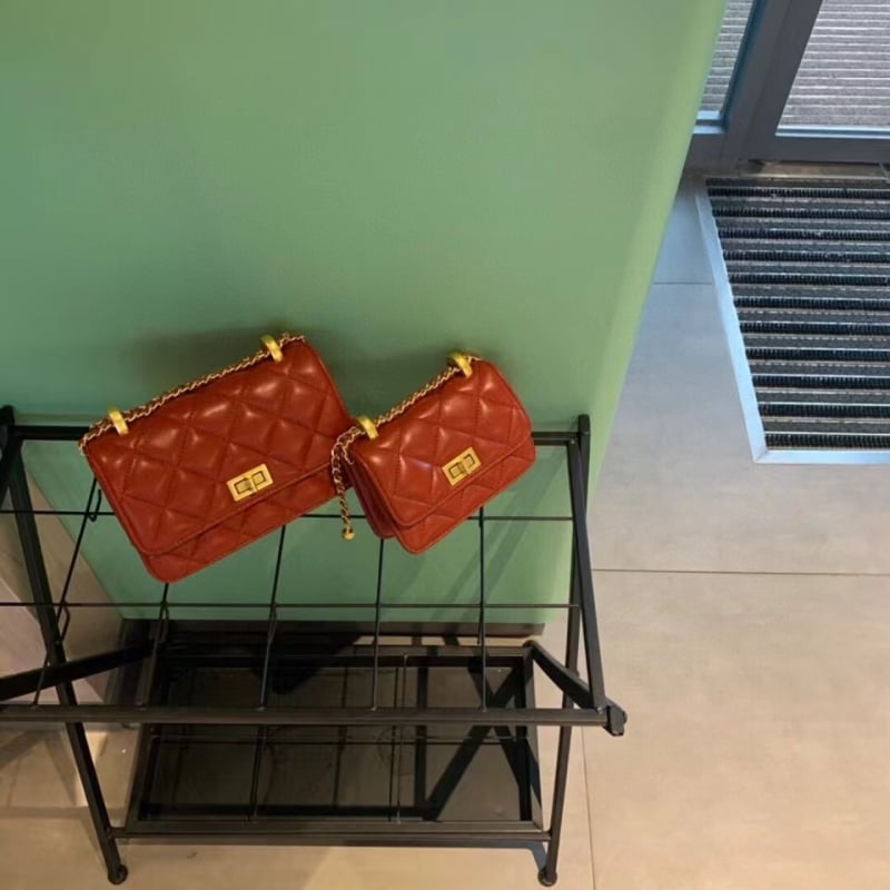 Γυναικεία PU crossbody τσάντα με αλυσίδα, τετράγωνο οριζόντιο σχήμα, κλείσιμο με λουκέτο, εσωτερικά: θήκη με φερμουάρ, θήκη για κινητό, επιπλέον θήκη με φερμουάρ