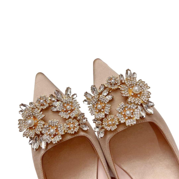 Satenske salonke s oštrim nosom, visina pete 6-8 cm, oblik pete čašice vina, đon od prave kože