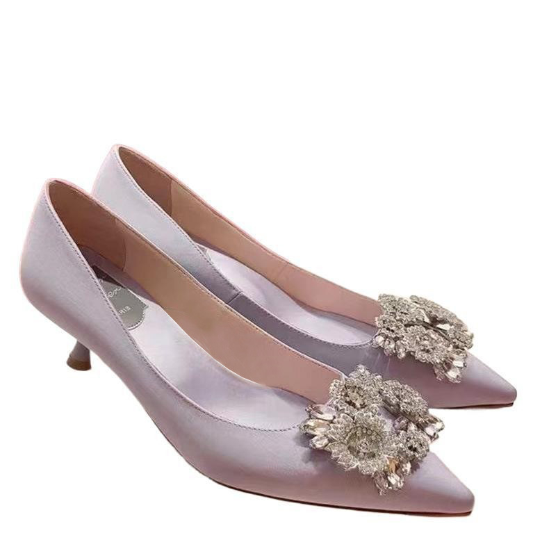 Satenske salonke s oštrim nosom, visina pete 6-8 cm, oblik pete čašice vina, đon od prave kože