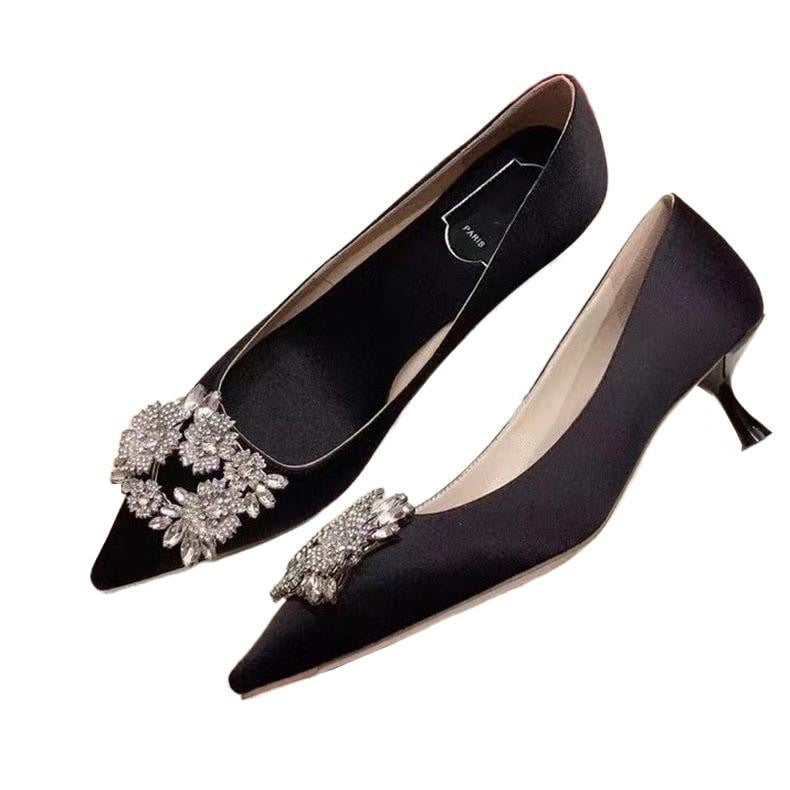 Satenske salonke s oštrim nosom, visina pete 6-8 cm, oblik pete čašice vina, đon od prave kože