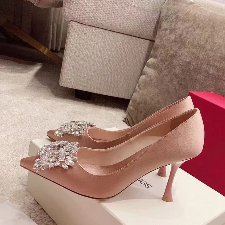 Satenske salonke s oštrim nosom, visina pete 6-8 cm, oblik pete čašice vina, đon od prave kože