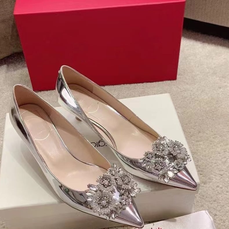 Satenske salonke s oštrim nosom, visina pete 6-8 cm, oblik pete čašice vina, đon od prave kože