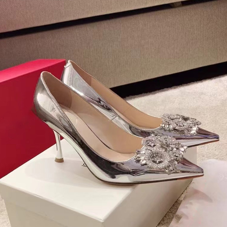 Satenske salonke s oštrim nosom, visina pete 6-8 cm, oblik pete čašice vina, đon od prave kože