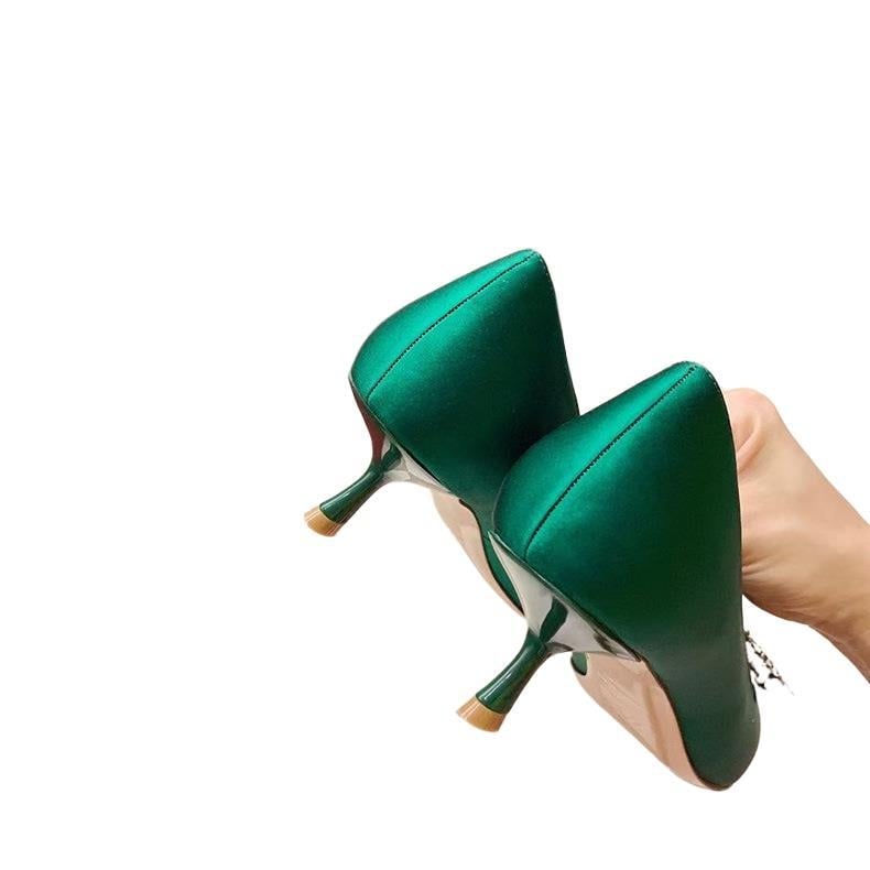 Satenske salonke s oštrim nosom, visina pete 6-8 cm, oblik pete čašice vina, đon od prave kože