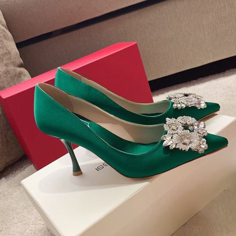 Satenske salonke s oštrim nosom, visina pete 6-8 cm, oblik pete čašice vina, đon od prave kože