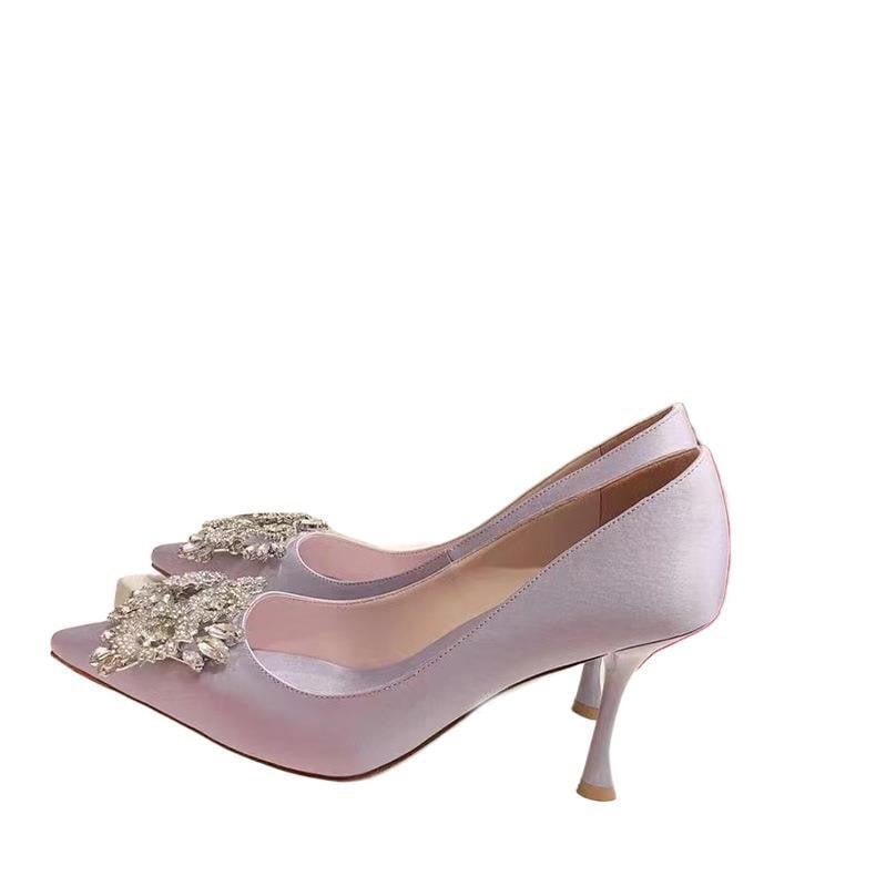 Satenske salonke s oštrim nosom, visina pete 6-8 cm, oblik pete čašice vina, đon od prave kože