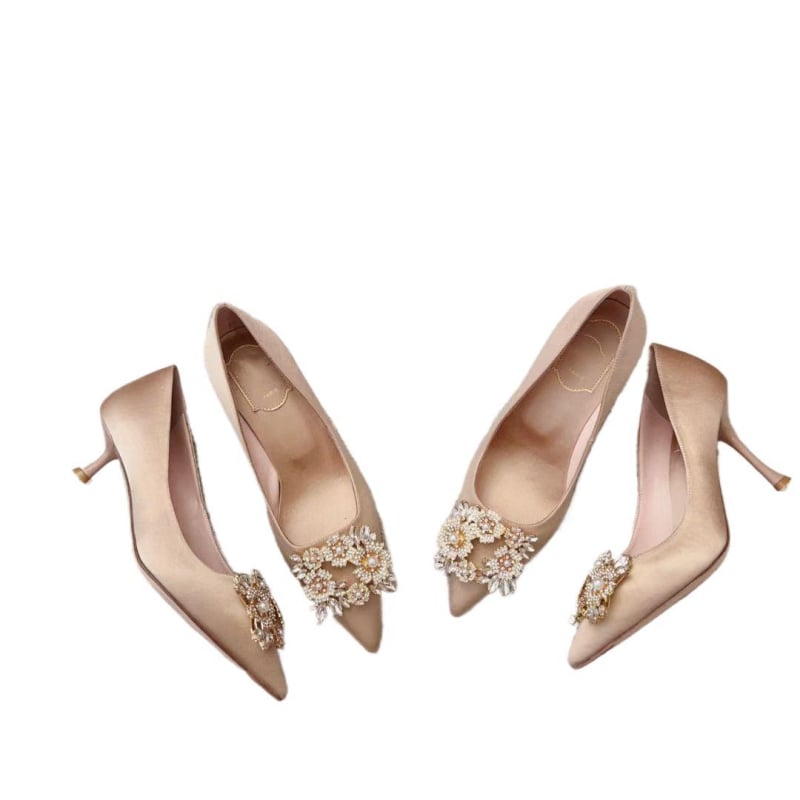 Satenske salonke s oštrim nosom, visina pete 6-8 cm, oblik pete čašice vina, đon od prave kože