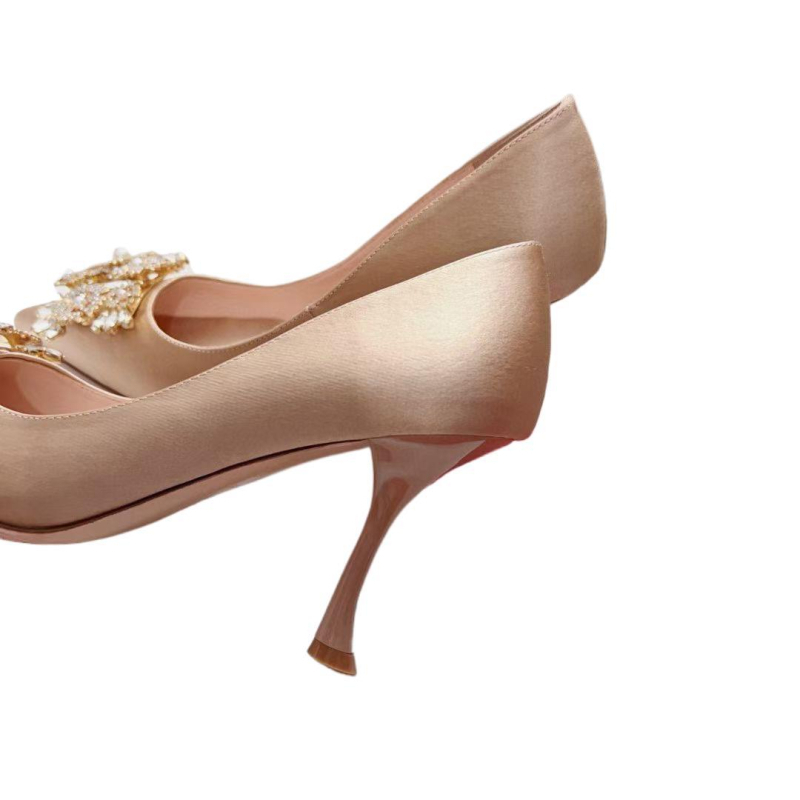 Satenske salonke s oštrim nosom, visina pete 6-8 cm, oblik pete čašice vina, đon od prave kože