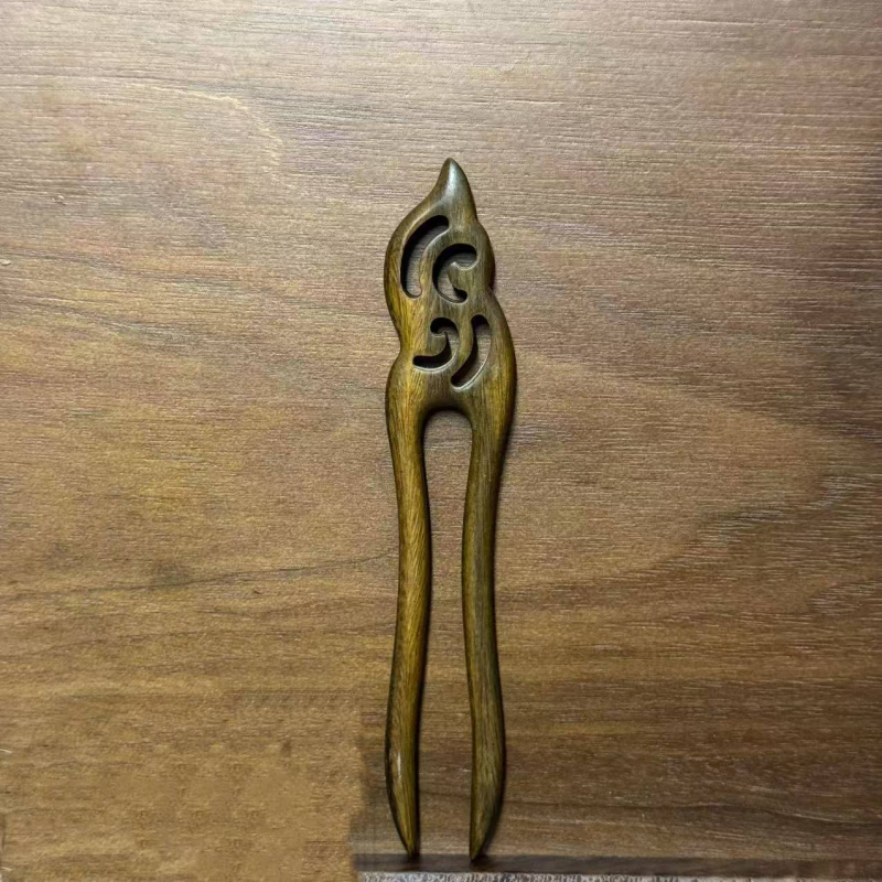 Agrafă de păr din lemn, formă geometrică — design original (Material: lemn; Stil: design original; Formă: geometrică; Categoria: accesorii pentru cap; Vara 2021)