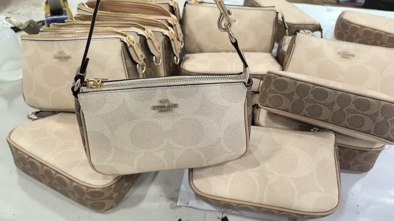 Nolita 19 Κλασική γυναικεία τσάντα καρπού με φερμουάρ — στυλ: αστικός μινιμαλισμός; υλικό: PVC; σχήμα: οριζόντιο τετράγωνο; άνοιγμα: φερμουάρ; εσωτερική δομή: επενδεδυμένος θάλαμος με φερμουάρ