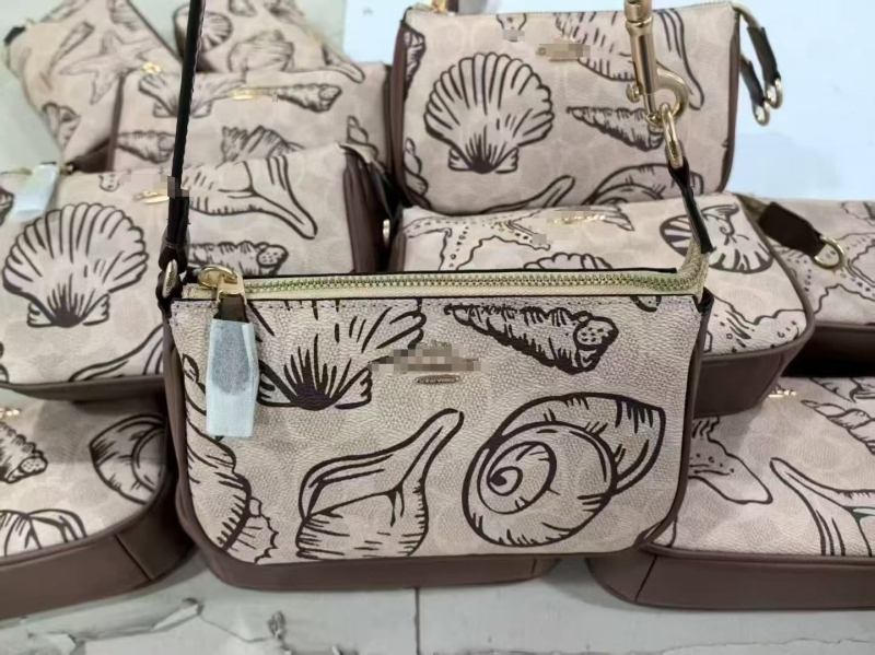 Nolita 19 Κλασική γυναικεία τσάντα καρπού με φερμουάρ — στυλ: αστικός μινιμαλισμός; υλικό: PVC; σχήμα: οριζόντιο τετράγωνο; άνοιγμα: φερμουάρ; εσωτερική δομή: επενδεδυμένος θάλαμος με φερμουάρ