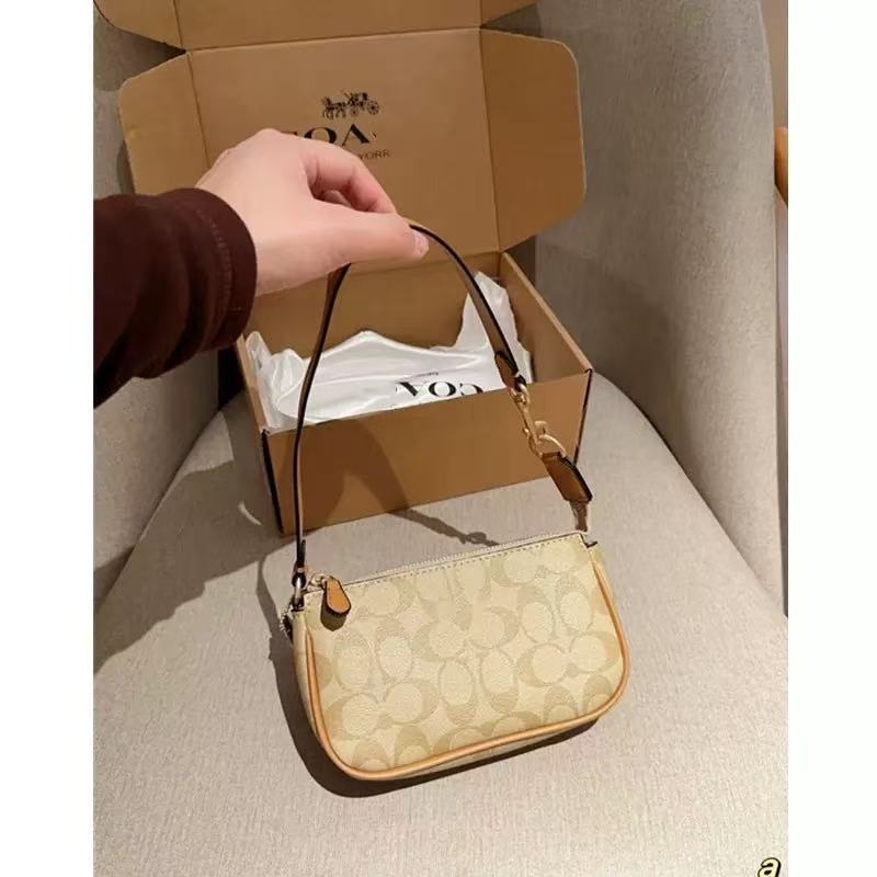 Nolita 19 Κλασική γυναικεία τσάντα καρπού με φερμουάρ — στυλ: αστικός μινιμαλισμός; υλικό: PVC; σχήμα: οριζόντιο τετράγωνο; άνοιγμα: φερμουάρ; εσωτερική δομή: επενδεδυμένος θάλαμος με φερμουάρ