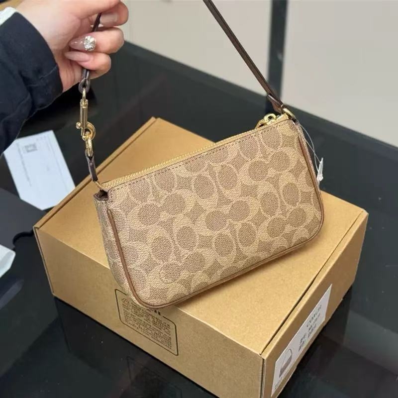 Nolita 19 Κλασική γυναικεία τσάντα καρπού με φερμουάρ — στυλ: αστικός μινιμαλισμός; υλικό: PVC; σχήμα: οριζόντιο τετράγωνο; άνοιγμα: φερμουάρ; εσωτερική δομή: επενδεδυμένος θάλαμος με φερμουάρ