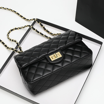 Ženska kožna crossbody torbica — horizontalno kvadratnog oblika, magnetsko zatvaranje, srednja veličina, unutarnji džepovi za telefon i identifikacijski dokument