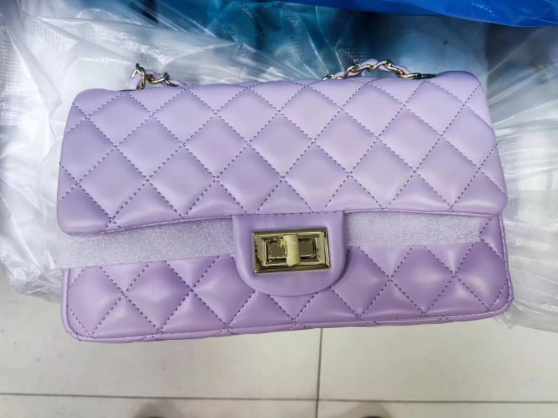 Ženska kožna crossbody torbica — horizontalno kvadratnog oblika, magnetsko zatvaranje, srednja veličina, unutarnji džepovi za telefon i identifikacijski dokument