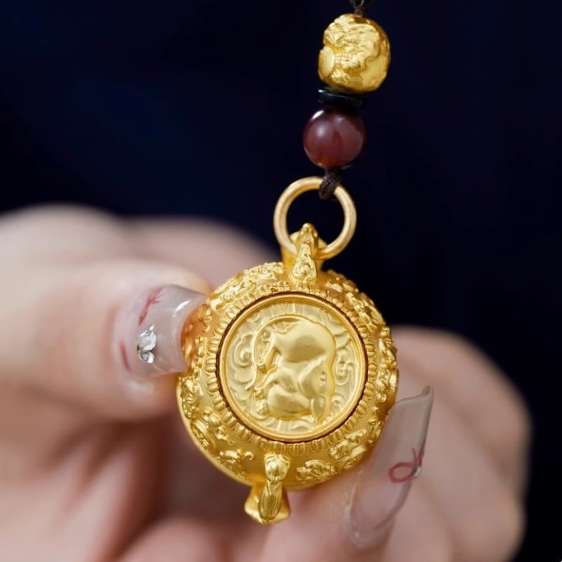 Mosadzná kľúčenka s motívom 12 znamení zverokruhu a rohu plodnosti, klasický štýl