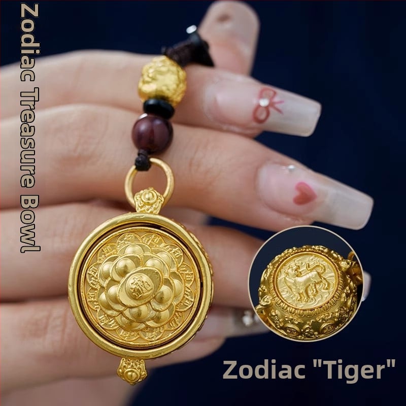 Mosadzná kľúčenka s motívom 12 znamení zverokruhu a rohu plodnosti, klasický štýl