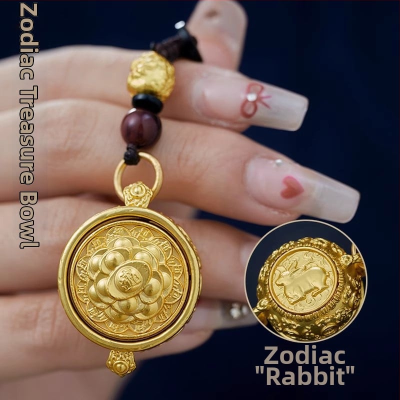 Mosadzná kľúčenka s motívom 12 znamení zverokruhu a rohu plodnosti, klasický štýl