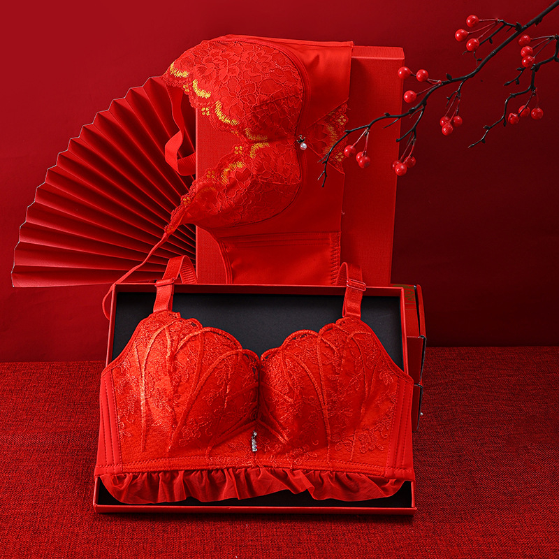 Set de sutiene cu dantelă brodată, cupă 3/4, fără arcuri metalice, cupă modelată cu partea superioară subțire și partea inferioară mai groasă, material principal nylon, căptușeală spandex, închidere la spate cu patru rânduri de cârlige