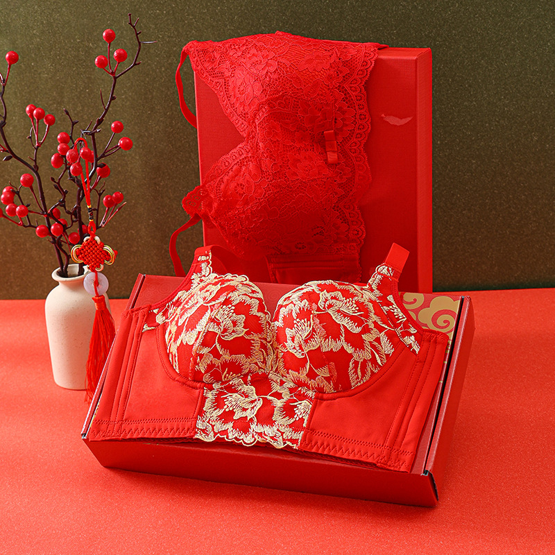 Set de sutiene cu dantelă brodată, cupă 3/4, fără arcuri metalice, cupă modelată cu partea superioară subțire și partea inferioară mai groasă, material principal nylon, căptușeală spandex, închidere la spate cu patru rânduri de cârlige