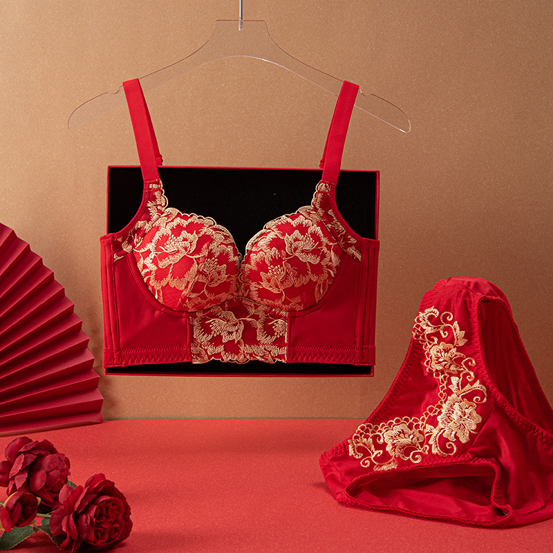 Set de sutiene cu dantelă brodată, cupă 3/4, fără arcuri metalice, cupă modelată cu partea superioară subțire și partea inferioară mai groasă, material principal nylon, căptușeală spandex, închidere la spate cu patru rânduri de cârlige