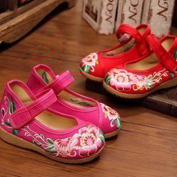 Lányos hímzett vászoncipők (felső: vászon, talp: gumi, hímzés, virágos minta, zárás: csatok)