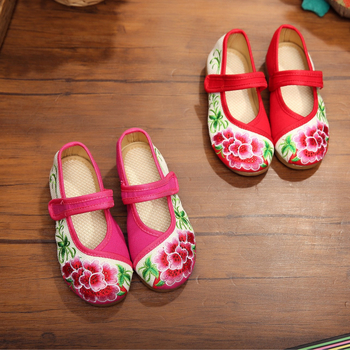 Lányos hímzett vászoncipők (felső: vászon, talp: gumi, hímzés, virágos minta, zárás: csatok)