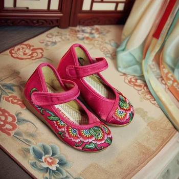 Lányos hímzett vászoncipők (felső: vászon, talp: gumi, hímzés, virágos minta, zárás: csatok)