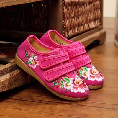 Lányos hímzett vászoncipők (felső: vászon, talp: gumi, hímzés, virágos minta, zárás: csatok)