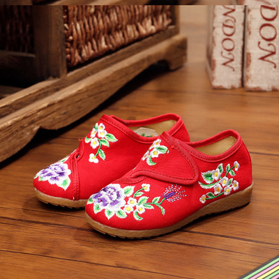 Lányos hímzett vászoncipők (felső: vászon, talp: gumi, hímzés, virágos minta, zárás: csatok)