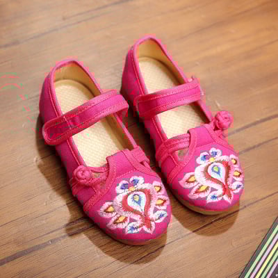 Lányos hímzett vászoncipők (felső: vászon, talp: gumi, hímzés, virágos minta, zárás: csatok)
