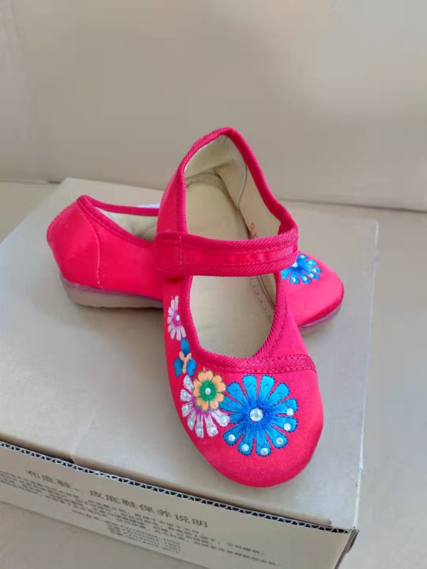 Lányos hímzett vászoncipők (felső: vászon, talp: gumi, hímzés, virágos minta, zárás: csatok)