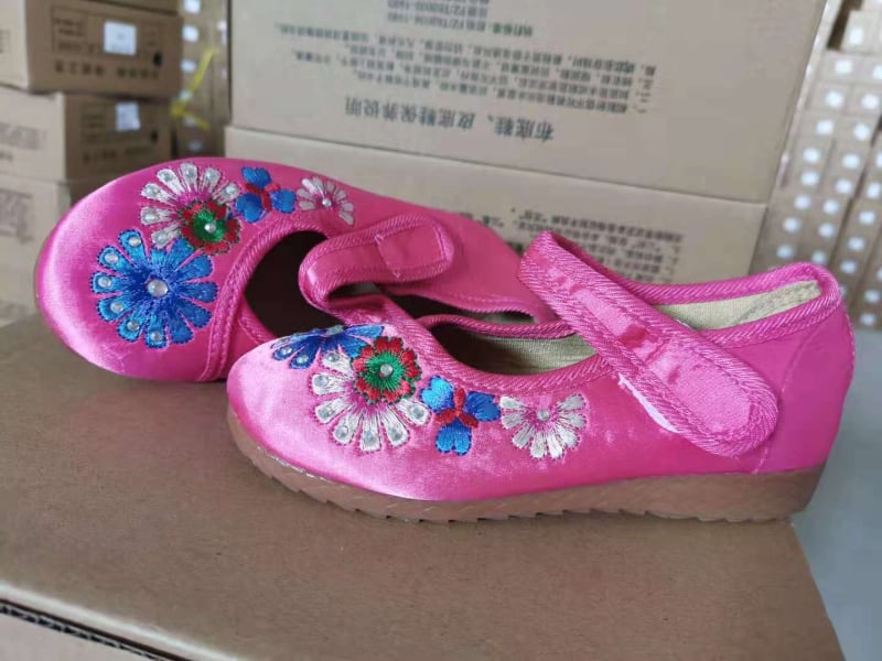 Lányos hímzett vászoncipők (felső: vászon, talp: gumi, hímzés, virágos minta, zárás: csatok)