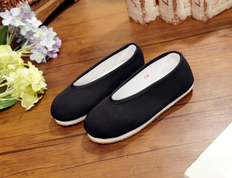 Lányos hímzett vászoncipők (felső: vászon, talp: gumi, hímzés, virágos minta, zárás: csatok)