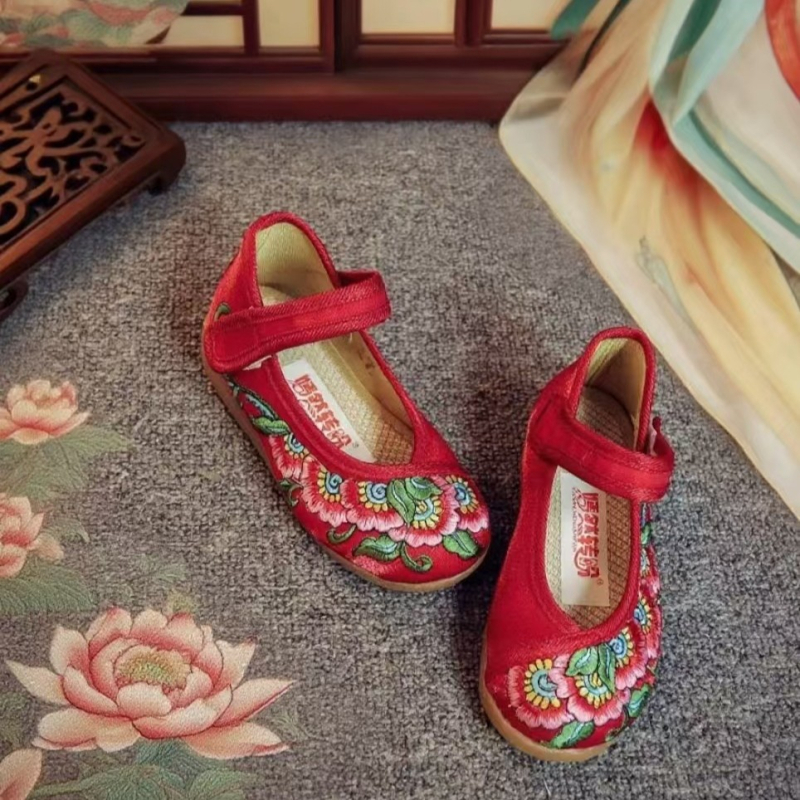 Lányos hímzett vászoncipők (felső: vászon, talp: gumi, hímzés, virágos minta, zárás: csatok)