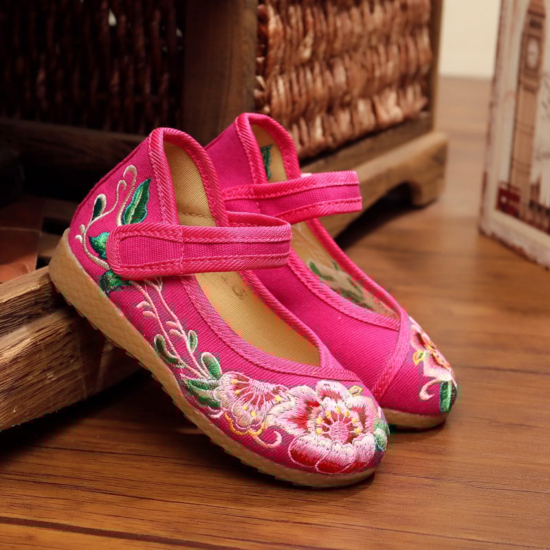 Lányos hímzett vászoncipők (felső: vászon, talp: gumi, hímzés, virágos minta, zárás: csatok)