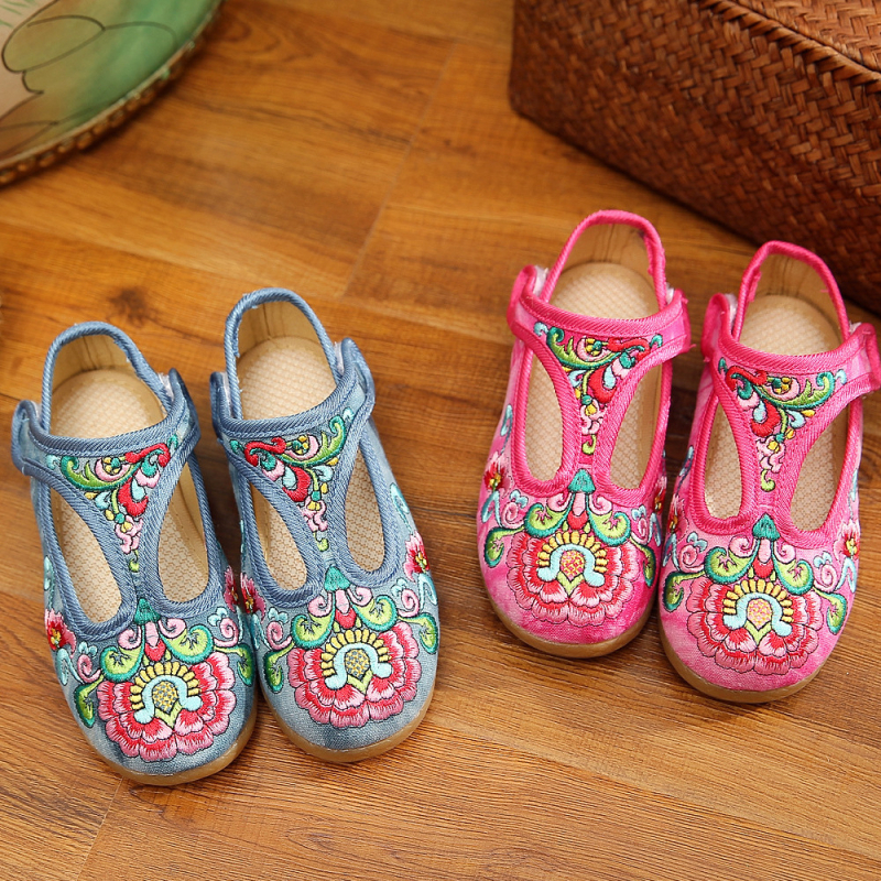 Lányos hímzett vászoncipők (felső: vászon, talp: gumi, hímzés, virágos minta, zárás: csatok)