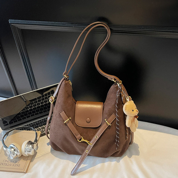 Nubuk tote torba – gradski stil, zip zatvaranje, horizontalni kvadratni oblik, jesen 2025