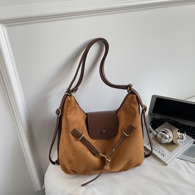 Nubuk tote torba – gradski stil, zip zatvaranje, horizontalni kvadratni oblik, jesen 2025