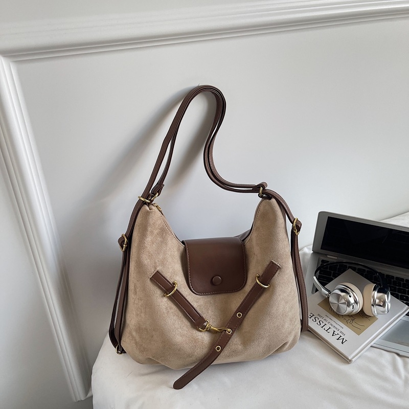 Nubuk tote torba – gradski stil, zip zatvaranje, horizontalni kvadratni oblik, jesen 2025