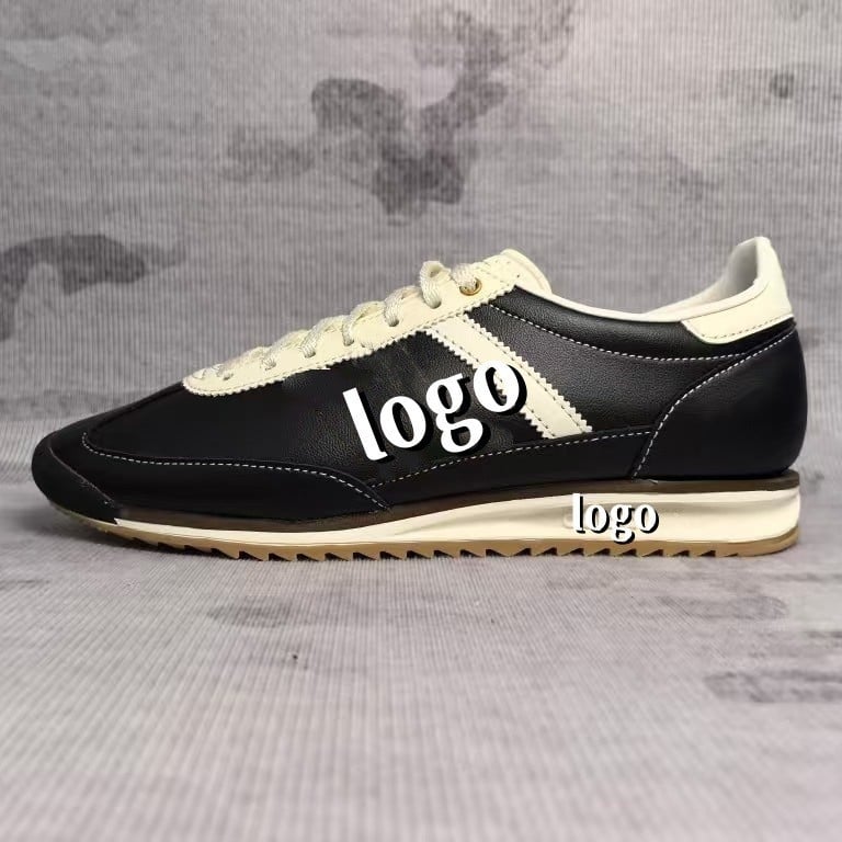 Unisex športovo-voľnočasové topánky, model Nemecké tréningové topánky; horný materiál: vrchná koža + textil; podrážka: MD; zapínanie: šnúrky; špička: okrúhla; výška päty: nízka (1–3 cm)