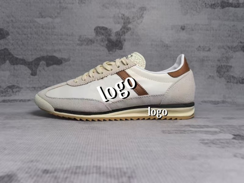 Unisex športovo-voľnočasové topánky, model Nemecké tréningové topánky; horný materiál: vrchná koža + textil; podrážka: MD; zapínanie: šnúrky; špička: okrúhla; výška päty: nízka (1–3 cm)