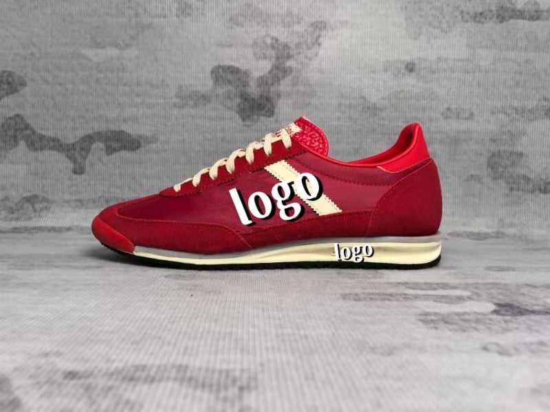 Unisex športovo-voľnočasové topánky, model Nemecké tréningové topánky; horný materiál: vrchná koža + textil; podrážka: MD; zapínanie: šnúrky; špička: okrúhla; výška päty: nízka (1–3 cm)