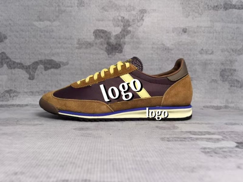 Unisex športovo-voľnočasové topánky, model Nemecké tréningové topánky; horný materiál: vrchná koža + textil; podrážka: MD; zapínanie: šnúrky; špička: okrúhla; výška päty: nízka (1–3 cm)